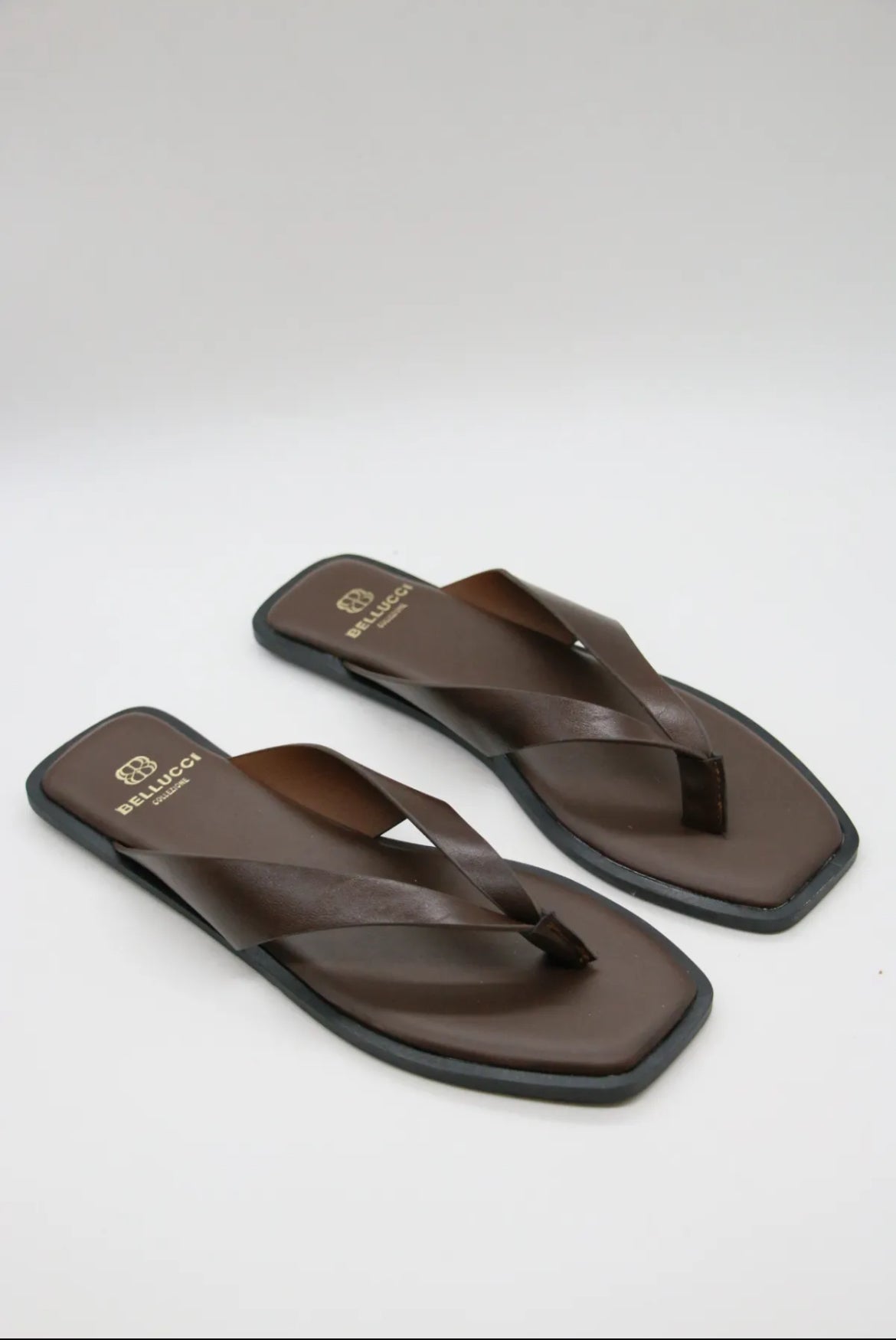 כפכף שטוח בעיצוב קלאסי ונקי המשלב נוחות יומיומית בסטיל-yucca