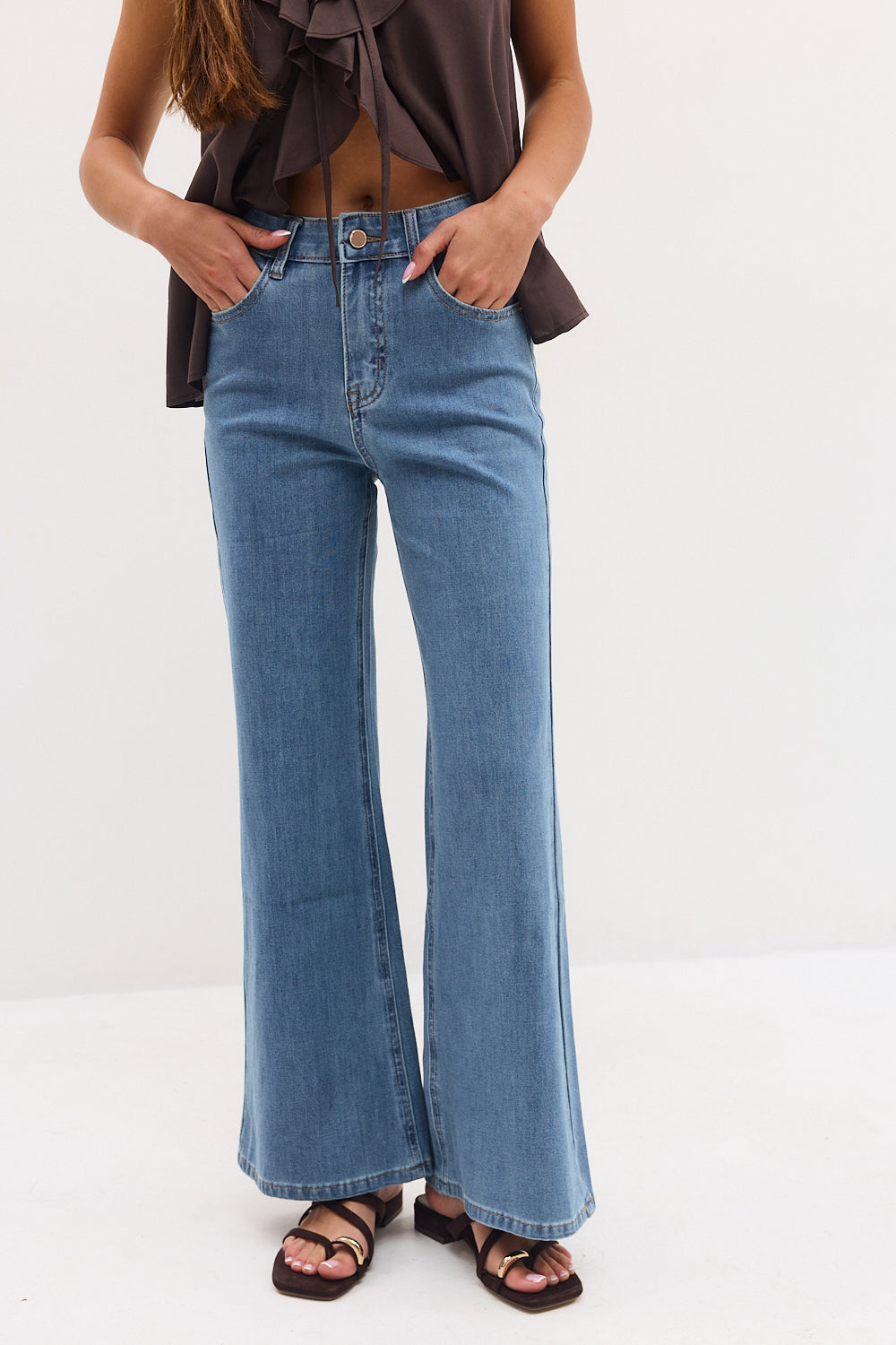 ג'ינס בגזרה גבוהה ורחבה, במראה קלאסי מחמיא בכל לוק - olala