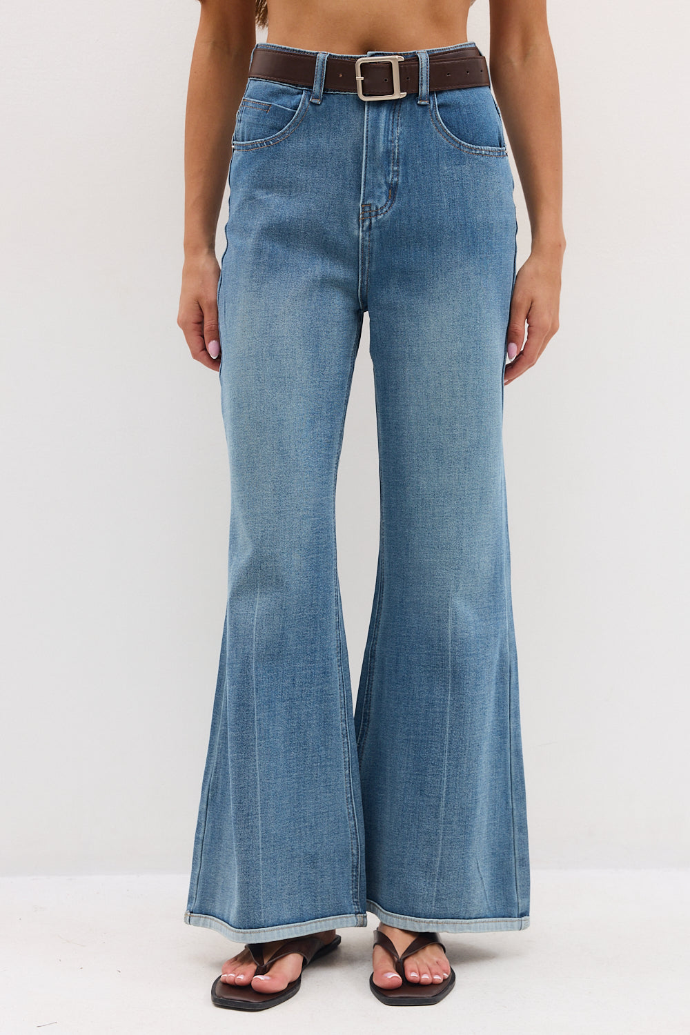 ג'ינס רחב, בגזרת Wide leg מחמיאה ביותר עם מותן גבוהה -olala